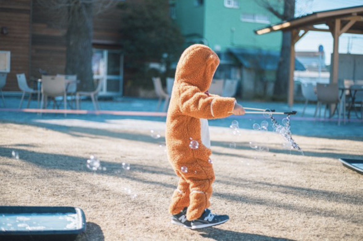 衣装を着てしゃぼん玉を楽しむ子ども