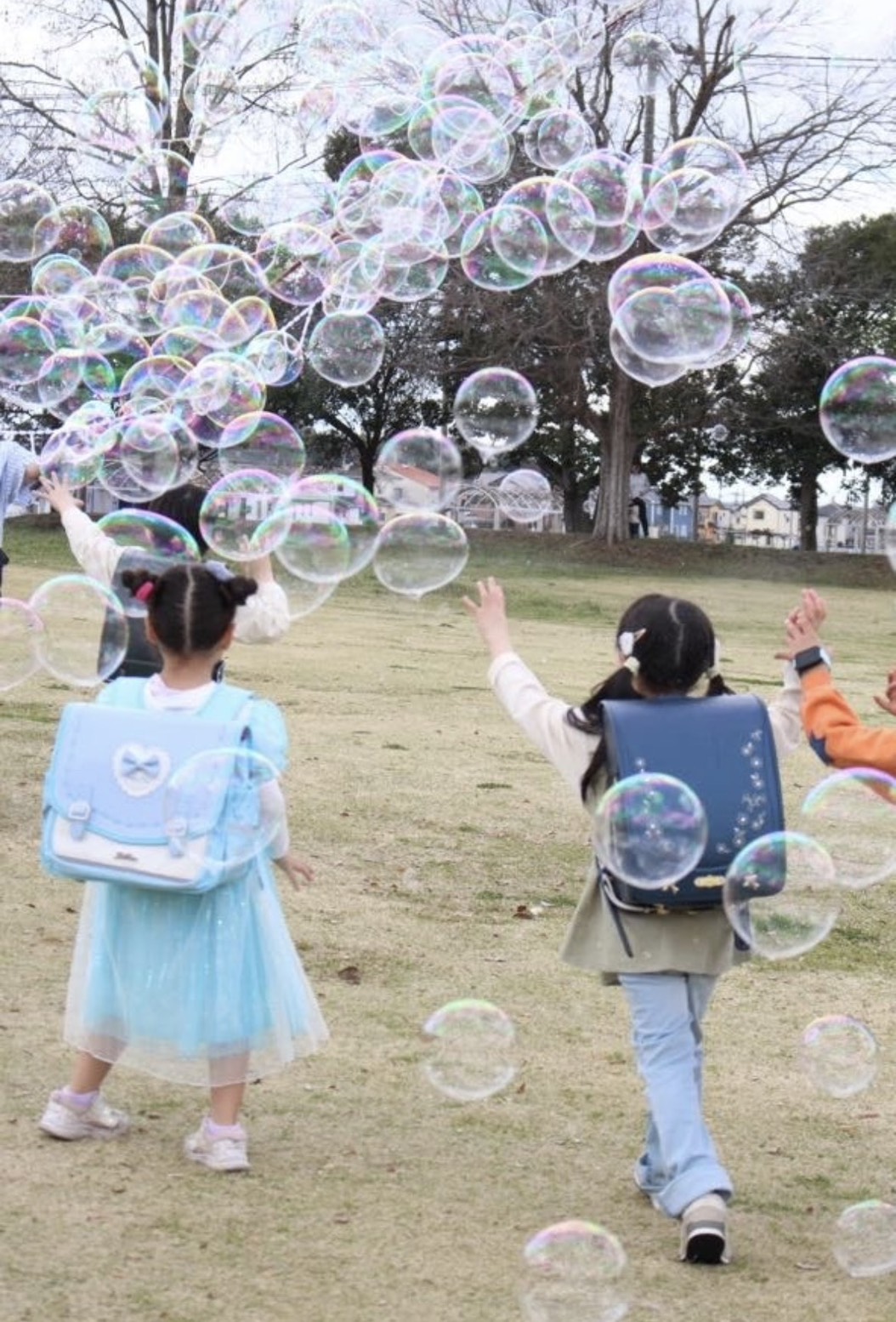 大きなしゃぼん玉を楽しむ子どもたち